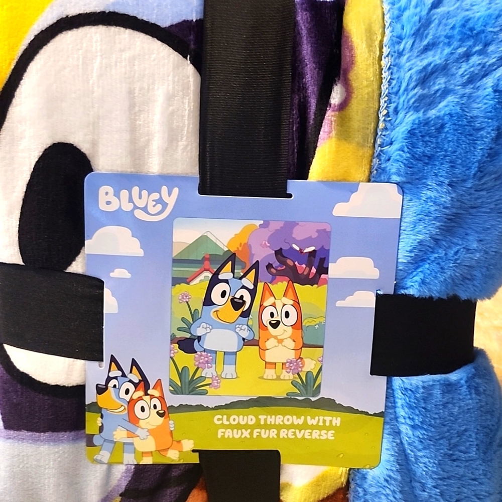 Bluey PJs & Throw - Picture 2 of 6